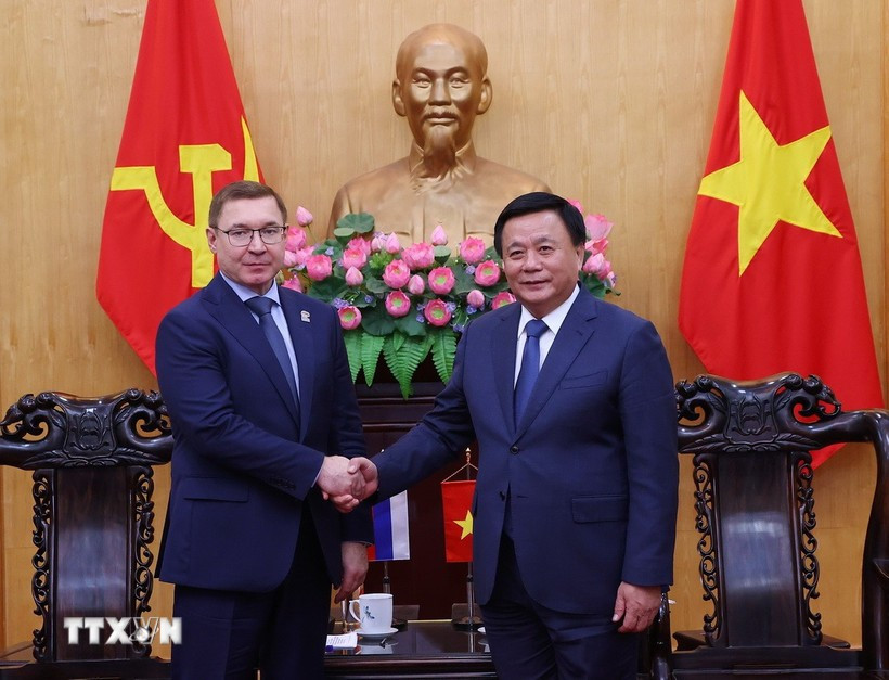 阮春胜教授与俄罗斯联邦国会联邦委员会第一副主席弗拉基米尔·弗拉基米罗维奇·雅库舍夫。图自越通社