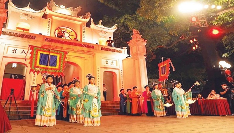 贯真寺夜游项目“镇武钟声”正在吸引广大公众的关注。（人民报）