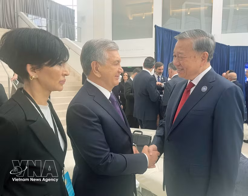 苏林总书记与乌兹别克斯坦总理沙夫卡特·米罗莫诺维奇·米尔济约耶夫亲切握手。图自越通社