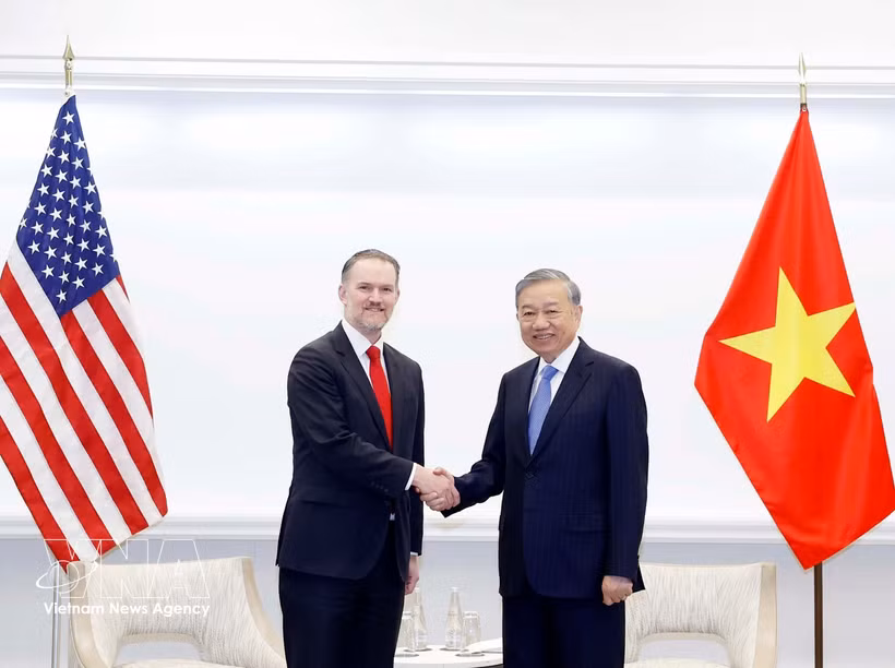 越共中央总书记苏林（右）与美国贸易代表贾米森·格里尔握手。图自越通社