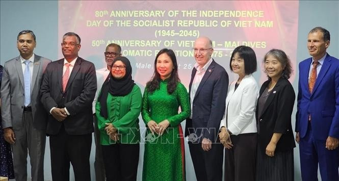 郑氏心大使同各位代表合影。图自越通社