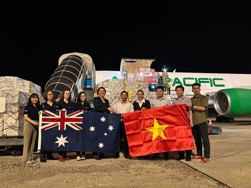 北宁省越南祖国阵线委员会主席阮长山接收澳大利的援助物资。图自越通社