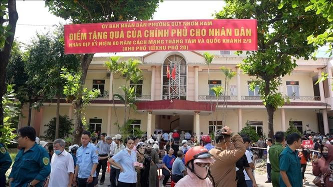 嘉莱省南归仁坊在当地的颁发点接收礼金。图自越通社