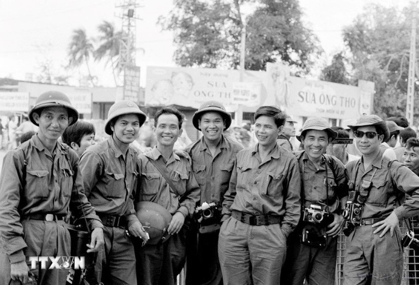 解放通讯社和越通社记者在胡志明战役中参加报道信息（1975年4月）。图自越通社