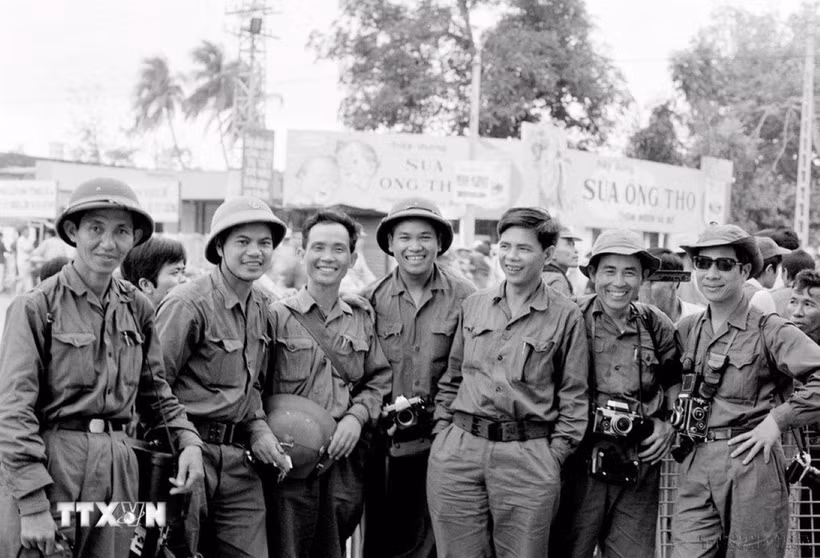 解放通讯社和越通社记者在胡志明战役中参加报道信息（1975年4月）。图自越通社