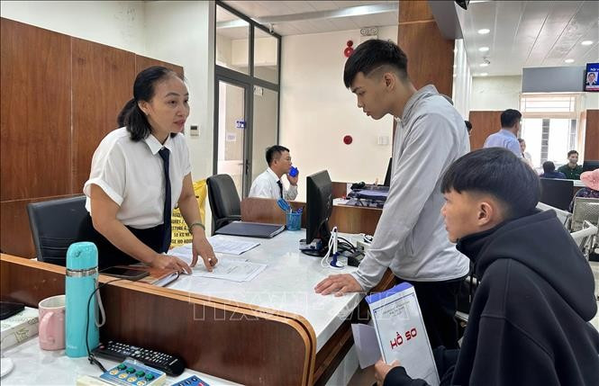 为民众办理手续。图自越通社