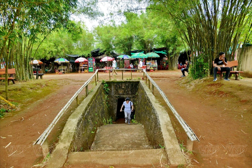 每一个地道口，每一条地道，都是永灵军民“寸土不退，寸步不离”的坚强意志的证明。图自越通社