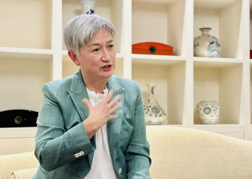 澳大利亚外交部长黄英贤接受记者的采访。图自越通社