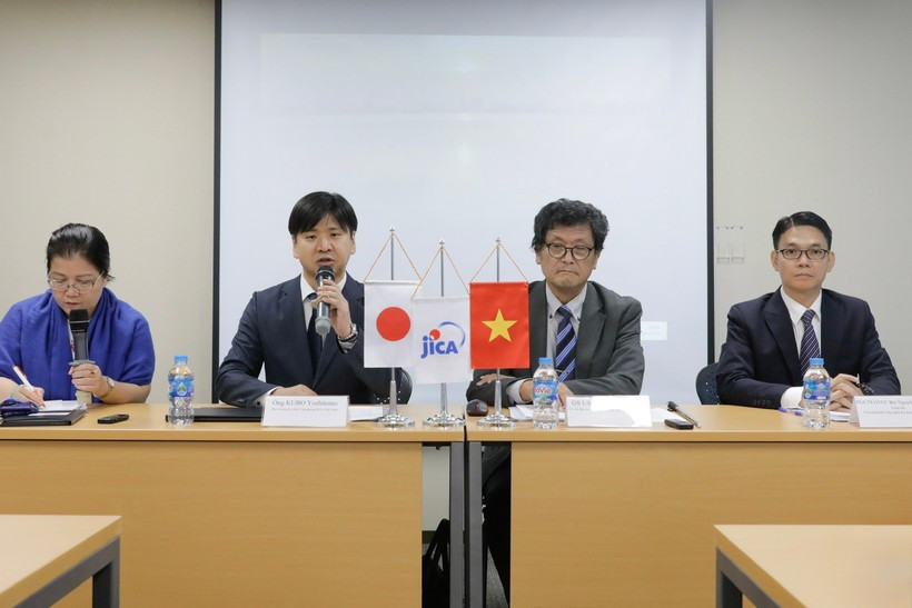 佐川毅在10月14日举行的记者会上，介绍了日本半导体技术及越日在该领域的合作。JICA供图