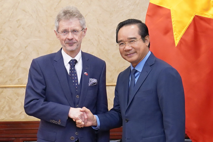 胡志明市人民委员会主席阮文得会见了捷克参议院议长米洛什·维斯特奇尔。图自越通社