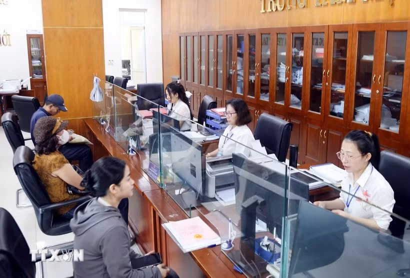 公务员帮助民众办理行政手续。图自越通社
