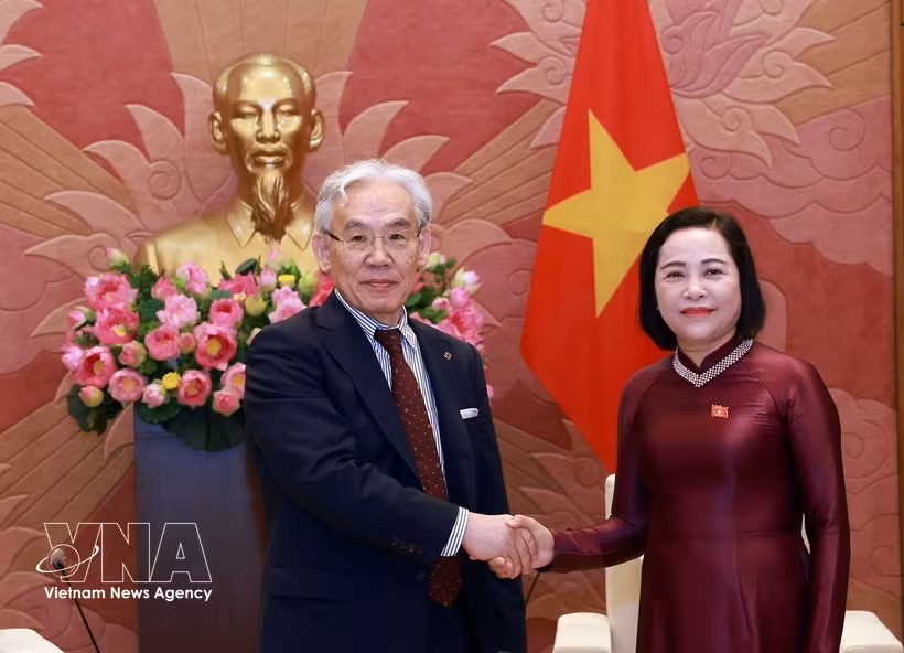 南国会副主席阮氏清会见日本德洲会集团董事长东上震一。图自越通社
