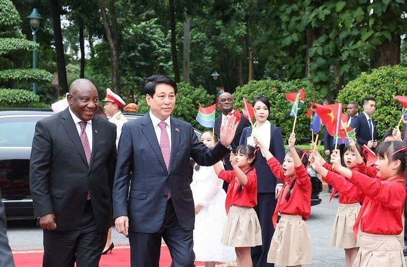 国家主席梁强与南非总统马塔梅拉·西里尔·拉马福萨向首都河内的少年儿童挥手致意。图自越通社
