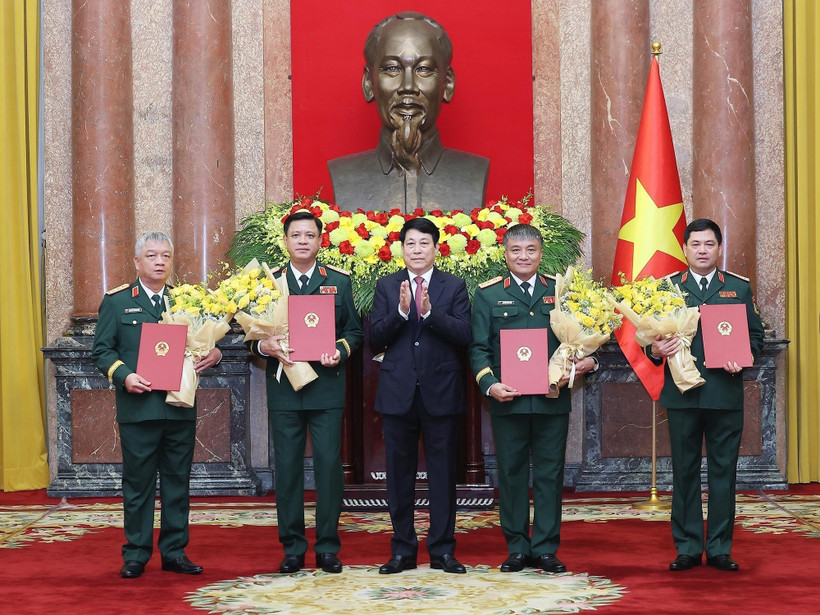 国家主席梁强向国防部副部长：阮鸿泰、阮文贤、阮长胜和越南人民军副总参谋长阮光玉等同志颁发中将晋升上将军衔的决定。图自越通社