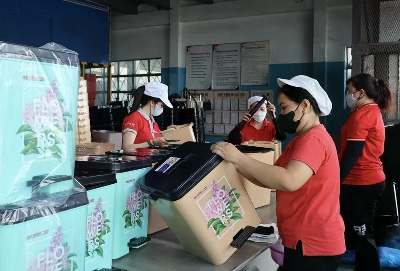 塑料工厂的工人正在加工产品。图自越通社