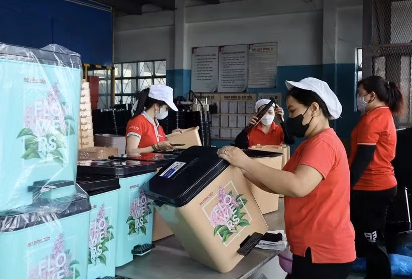 塑料工厂的工人正在加工产品。图自越通社