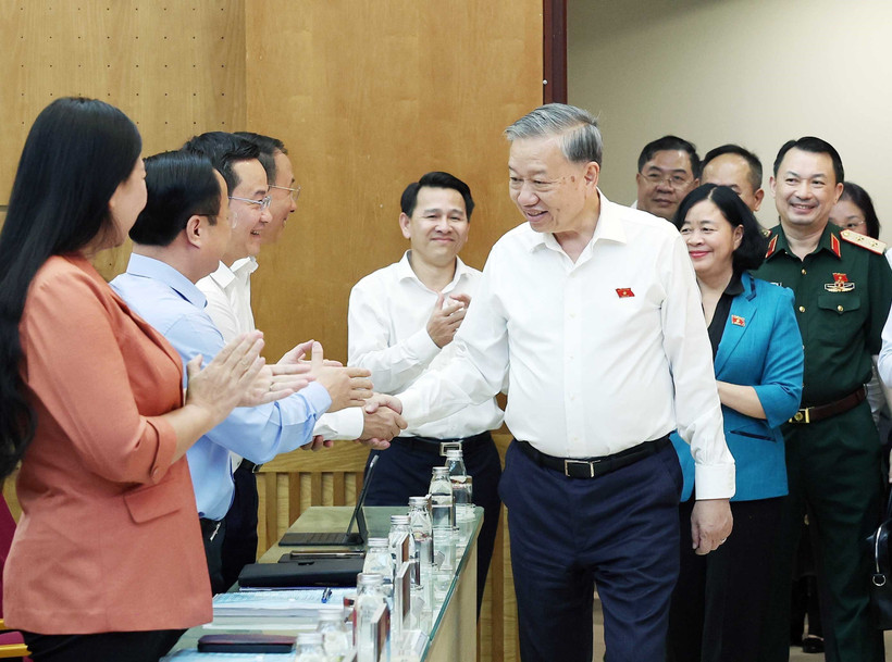 苏林与各位代表亲切交流。图自越通社