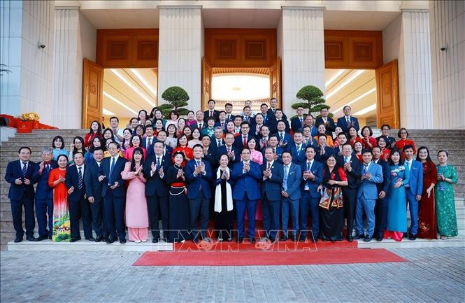 越南政府总理范明政与全国教育管理干部及教师代表合影。图自越通社