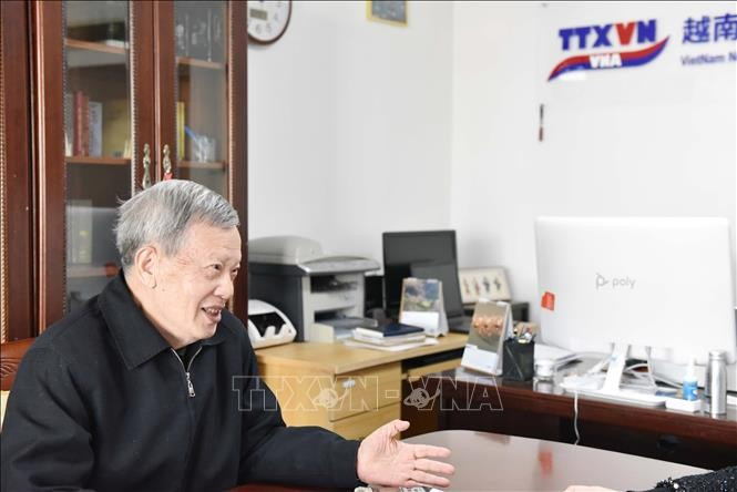 越南研究家凌德权接受越通社记者的采访。图自越通社