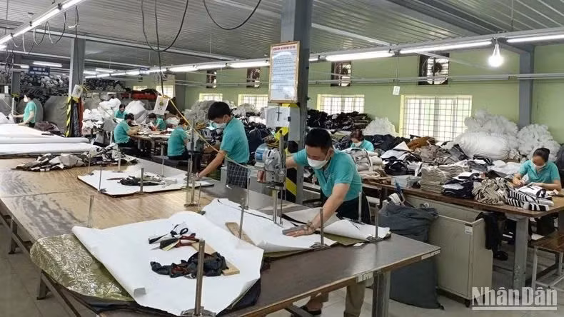 南定纺织制衣股份总公司的裁剪环节。图自人民报