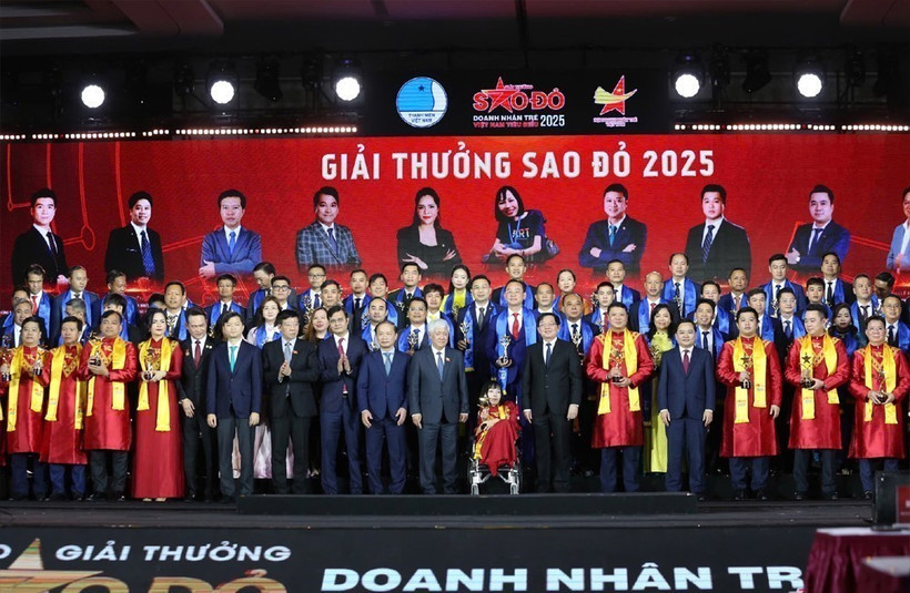 荣获红星将的代表和企业家合影。图自越通社