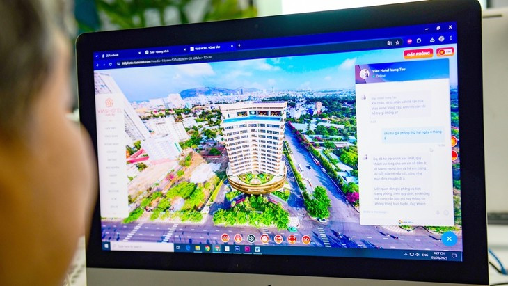 附图：越多旅游企业正在加速应用人工智能以实现游客体验个性化。图自tuoitre.vn
