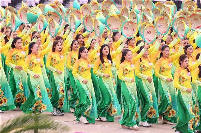 参加游行的越南妇女方阵。图自越通社