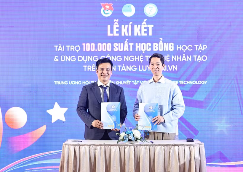越南残疾青年协会与JMB越南公司及InfoRe Technology签署合作协议，提供10万份人工智能工具应用技能培训奖学金。图自越通社