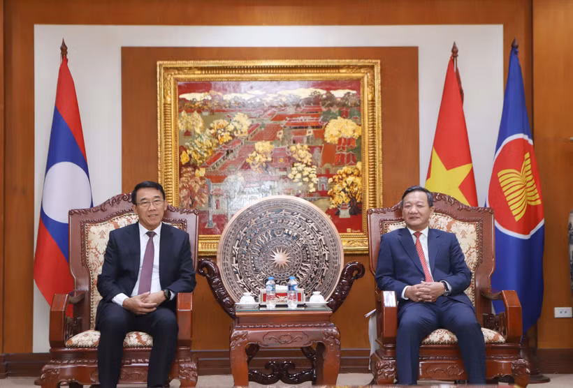越南驻老挝大使阮明心会见了老挝人民革命党中央对外部部长本勒瓦·潘达努翁。图自越通社