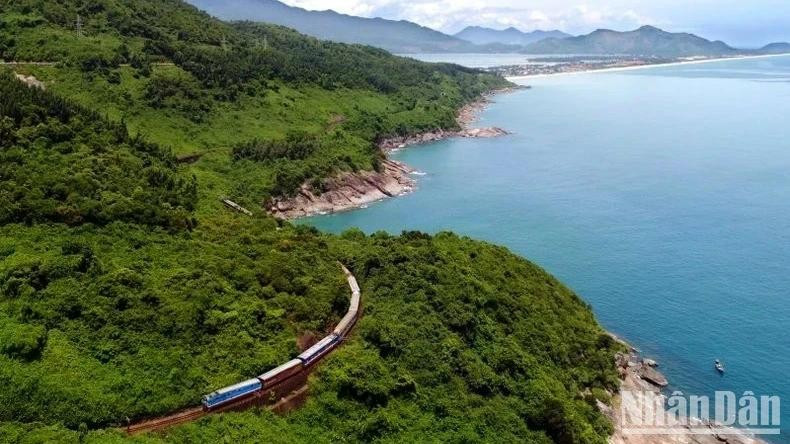 列车不仅是一种交通工具，正逐渐成为一种独特的旅游产品。图自人民报