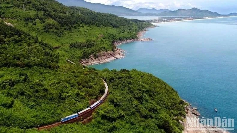 列车不仅是一种交通工具，正逐渐成为一种独特的旅游产品。图自人民报