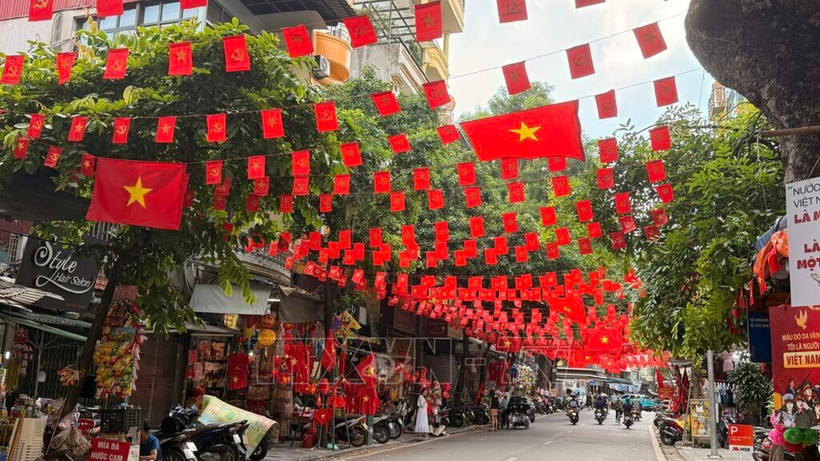 河内多条街道在“九·二”国庆节期间张灯结彩、焕然一新。图自越通社 