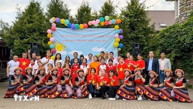 参与“越南语夏令营”活动的成员与各位代表合影。图自越通社
