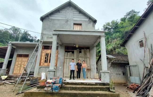 帮助贫困户建设新房。图自越通社