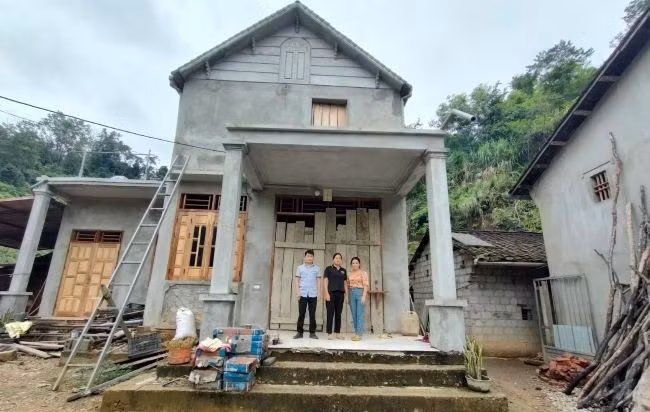 帮助贫困户建设新房。图自越通社