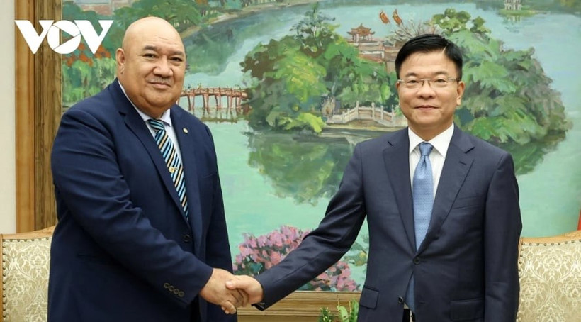 越南政府副总理黎成龙会见世界卫生组织西太平洋地区主任赛亚•皮乌卡拉。图自越通社