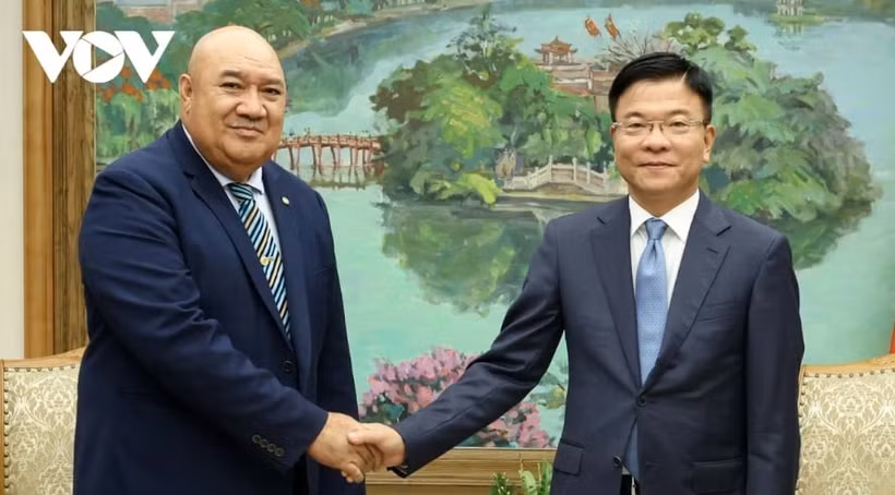 越南政府副总理黎成龙会见世界卫生组织西太平洋地区主任赛亚•皮乌卡拉。图自越通社
