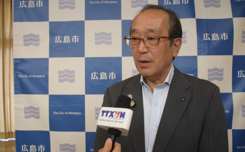 日本广岛市市长松井一实接受越通社驻日记者采访。图自越通社