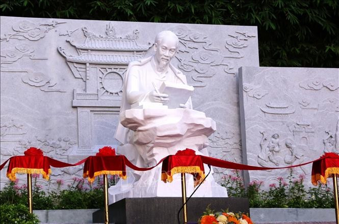 岘港市胡志明主席雕像项目正式落成。图自越通社