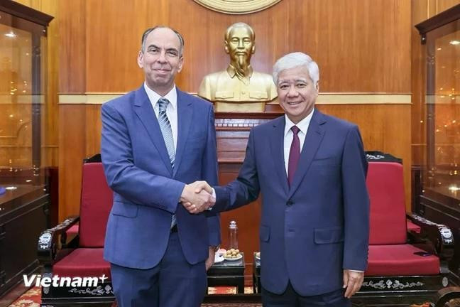 越南祖国阵线中央委员会主席杜文战会见古巴驻越南大使罗赫利奥·波兰科·富恩特斯。图自Vietnam+