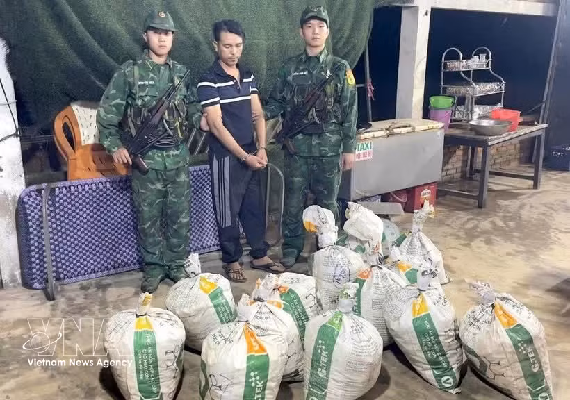 被抓获的嫌疑人和证物。图自越通社