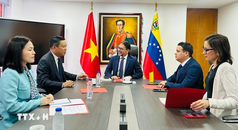 越南驻委内瑞拉大使武忠美会见委内瑞拉副总统兼通信部长弗雷迪·纳涅斯。越南驻委内瑞拉大使馆供图