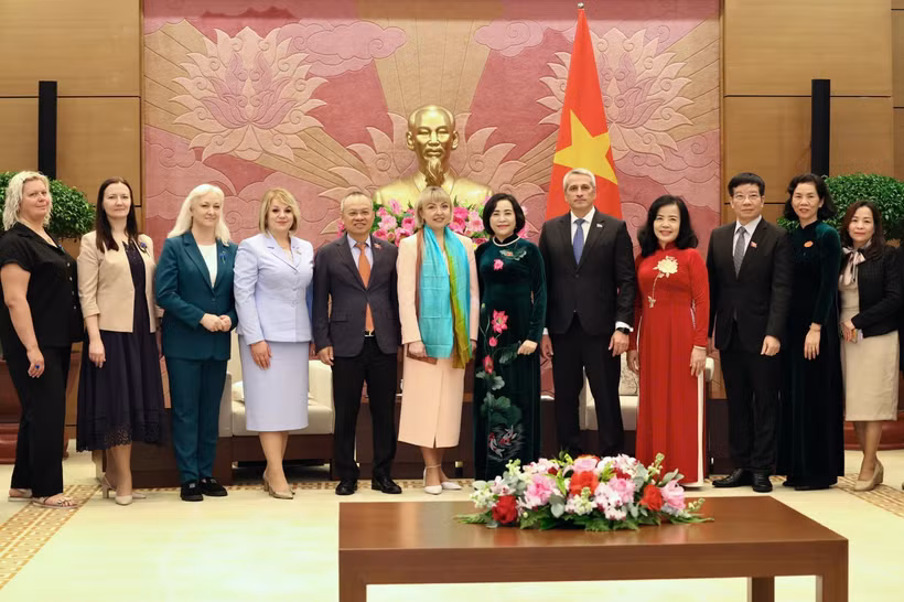 双方代表合影。图自越通社