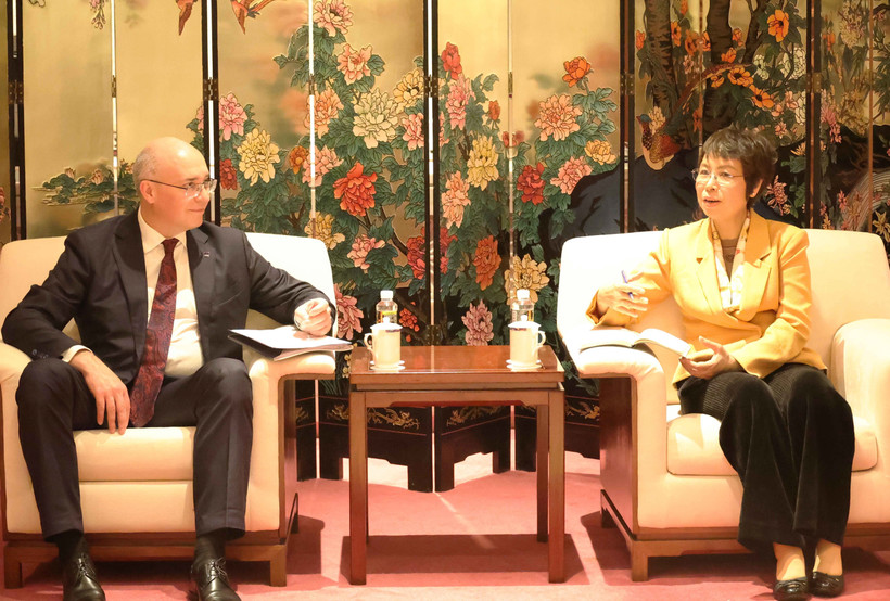 越南通讯社社长武越庄与俄罗斯塔斯社社长安德烈·孔德拉绍夫。图自越通社