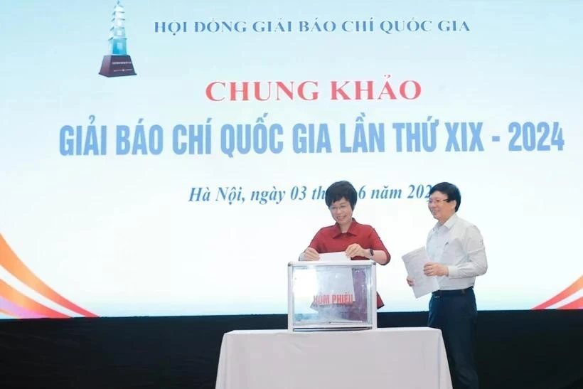 越通社社长武越庄和记者胡光利对参赛作品进行了投票评估。图自越通社