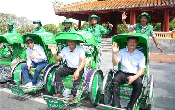 市民体验新的出行服务。图自越通社