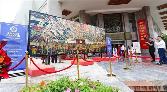 越南画家创作的整幅漆画《胡志明主席宣读独立宣言》。图自越通社