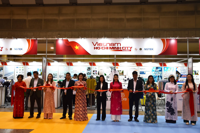 2025年日本东京国际服装服饰展览会开幕剪彩仪式。图自越通社