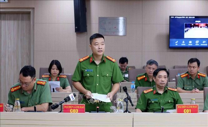 反腐败和经济犯罪调查警察局（C03）副局长武清松中校回答新闻媒体机构记者的提问。图自越通社