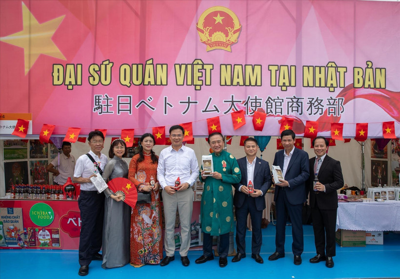 各位代表合影留念。图自越通社